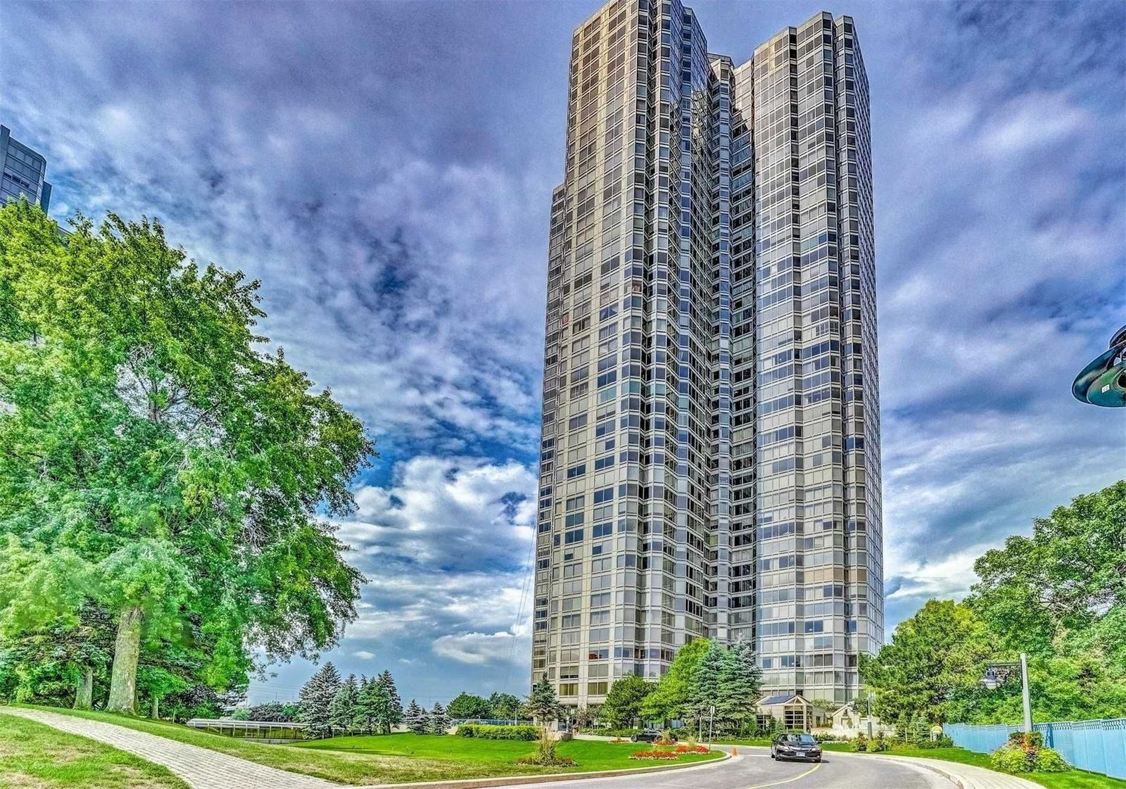 Palace Place, 1 Palace Pier Court, Toronto — the lakefront condo tower in Humber Bay Shores
