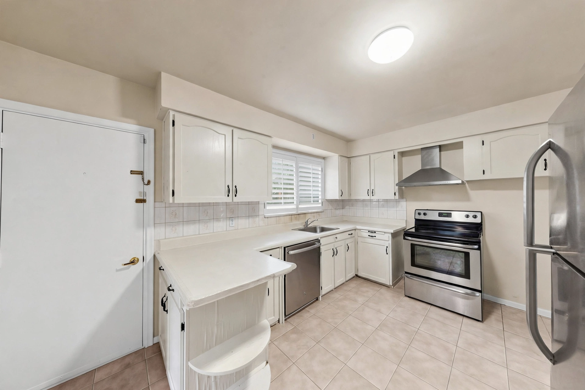 Eat-in kitchen with white cabinetry and ceramic floors