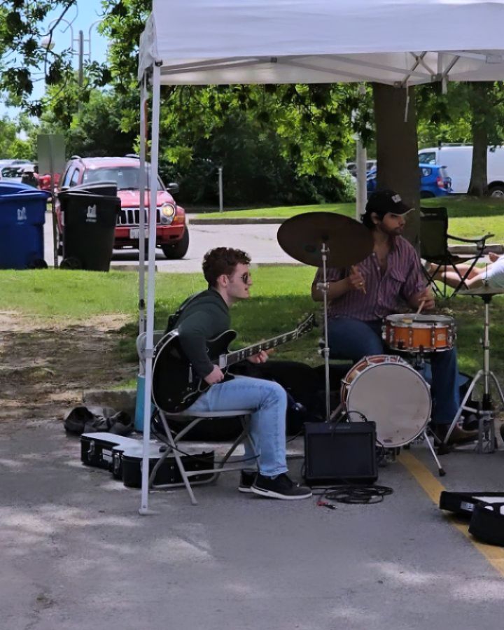 Live entertainment and food vendors at the Humber Bay Shores farmers’ market