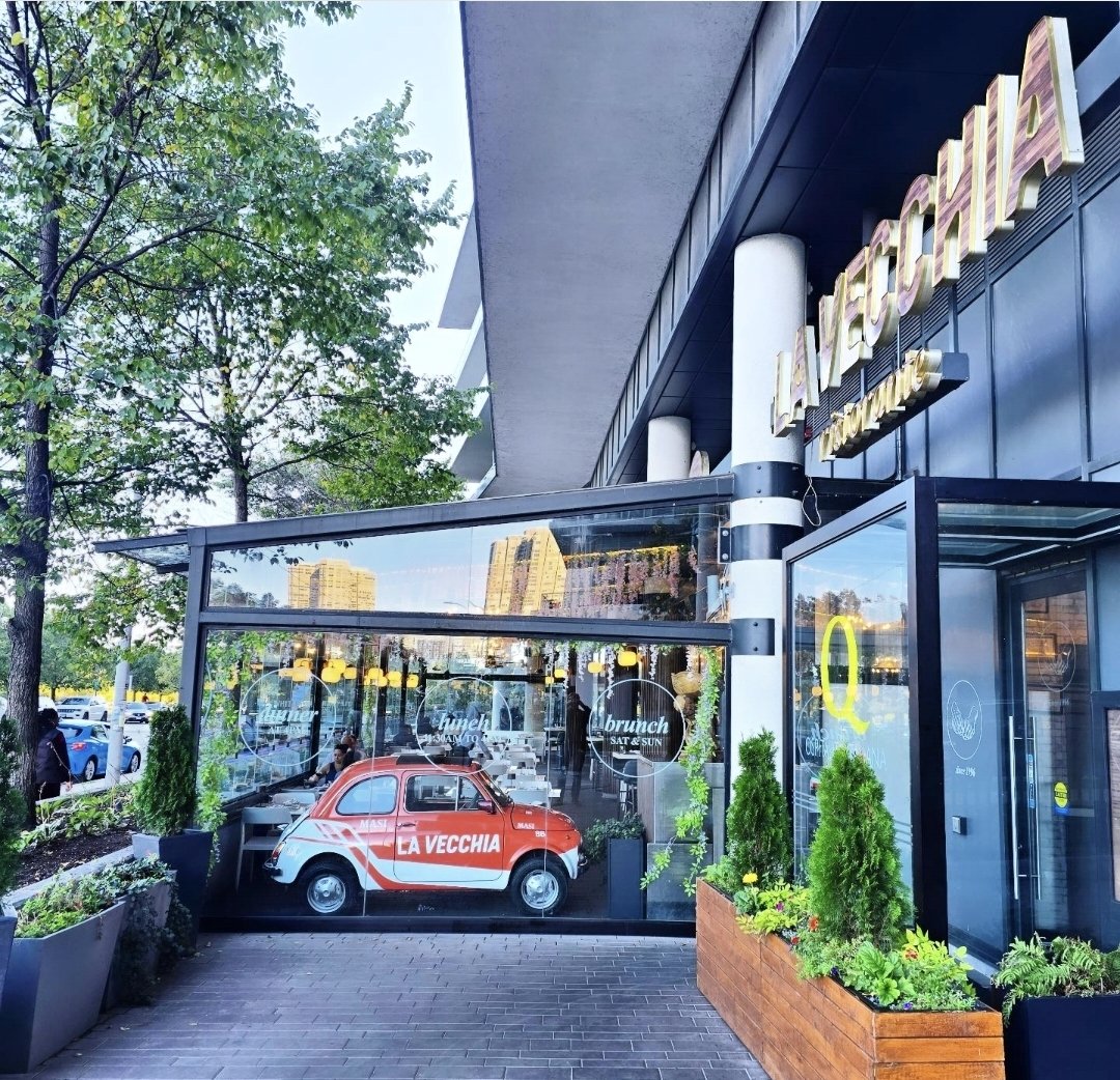 La Vecchia Ristorante patio with the classic Fiat 500