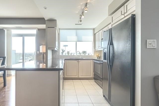 The kitchen at 1709 - 2111 Lake Shore Blvd W — granite counters and peninsula